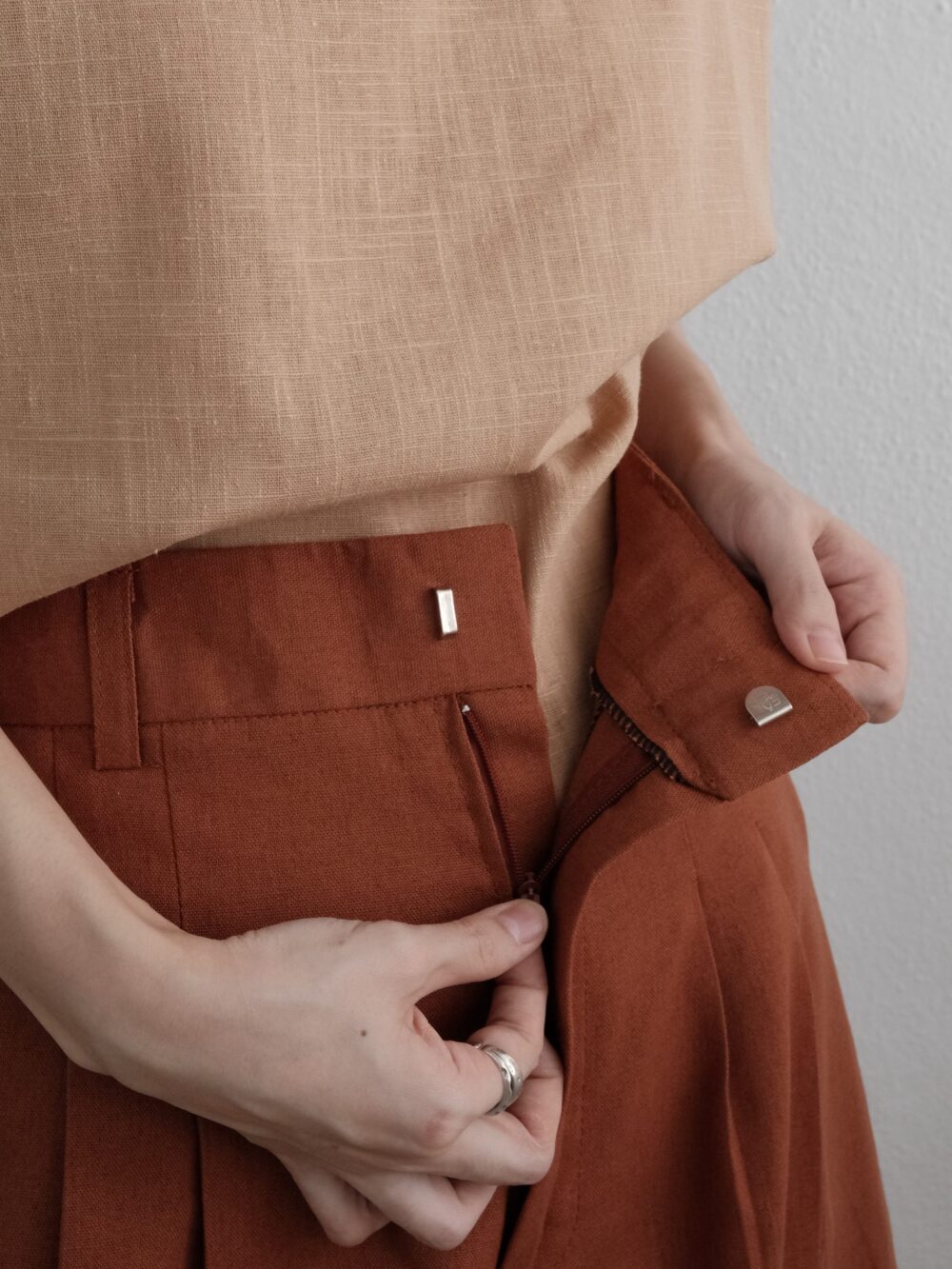 Linen Back Rubber Shorts - Image 6