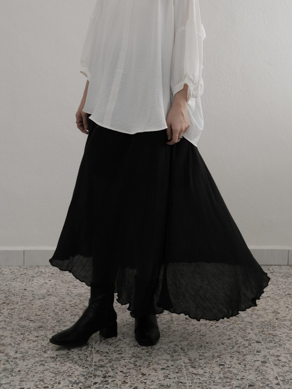 Flowy Asymmetrical Skirt in Black - 图片 2