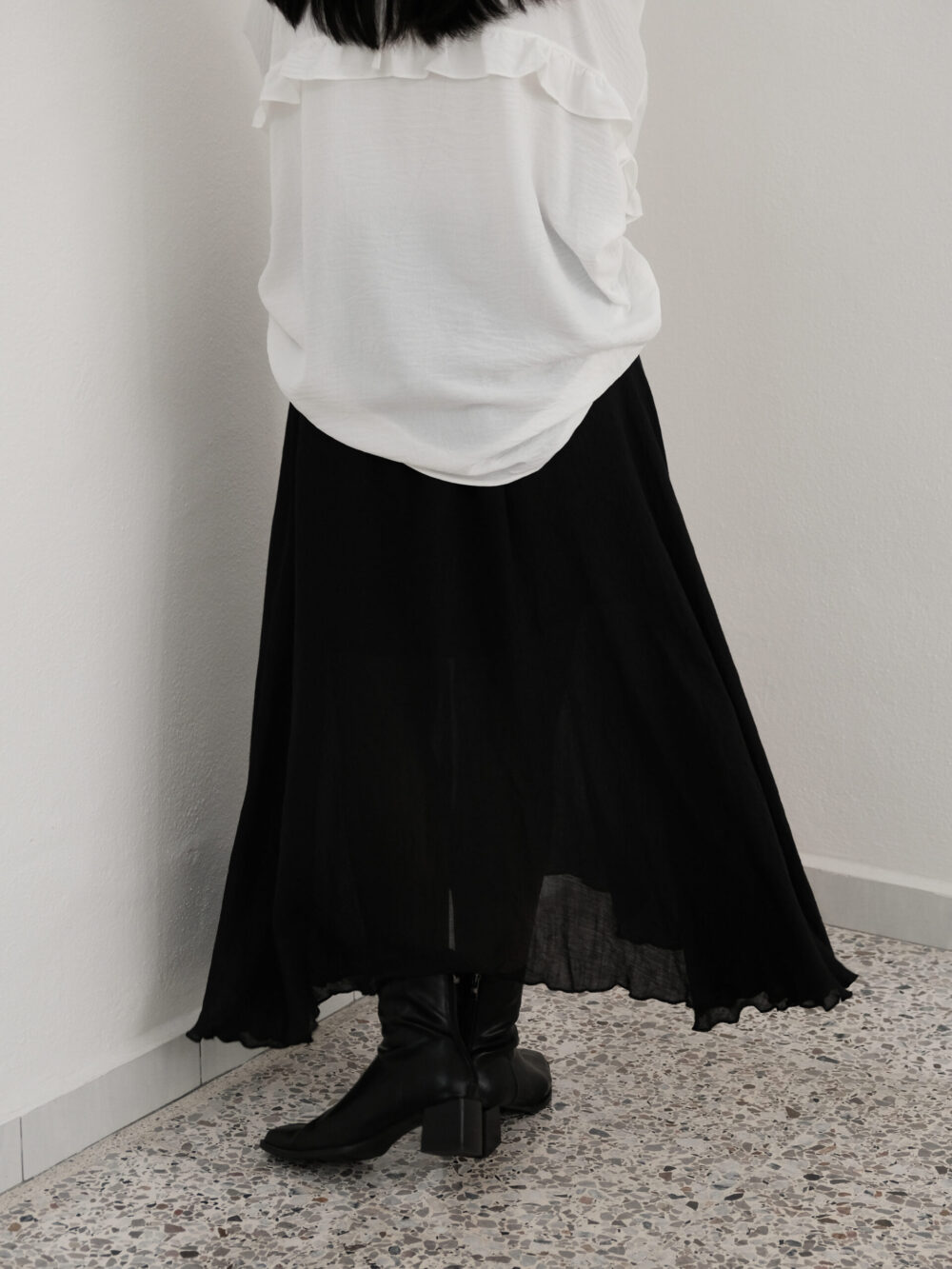 Flowy Asymmetrical Skirt in Black - 图片 3