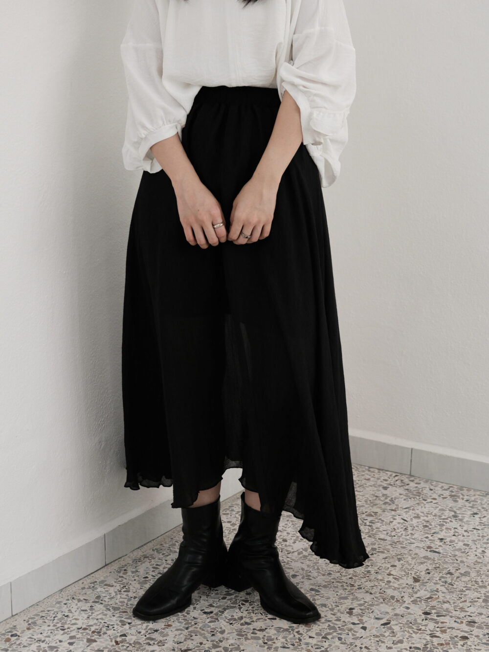 Flowy Asymmetrical Skirt in Black - 图片 4