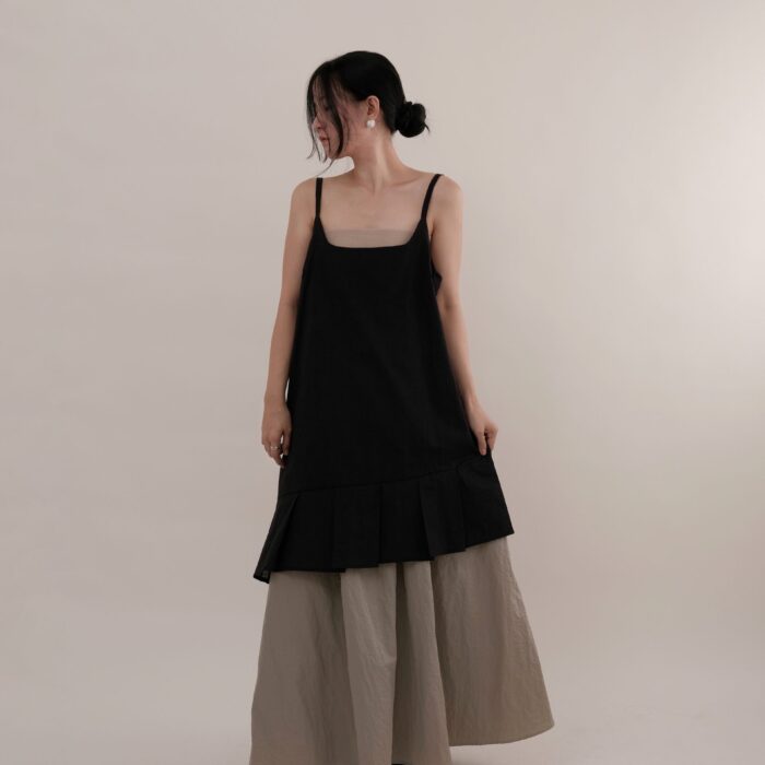 Loose Edge Layer Dress in Black