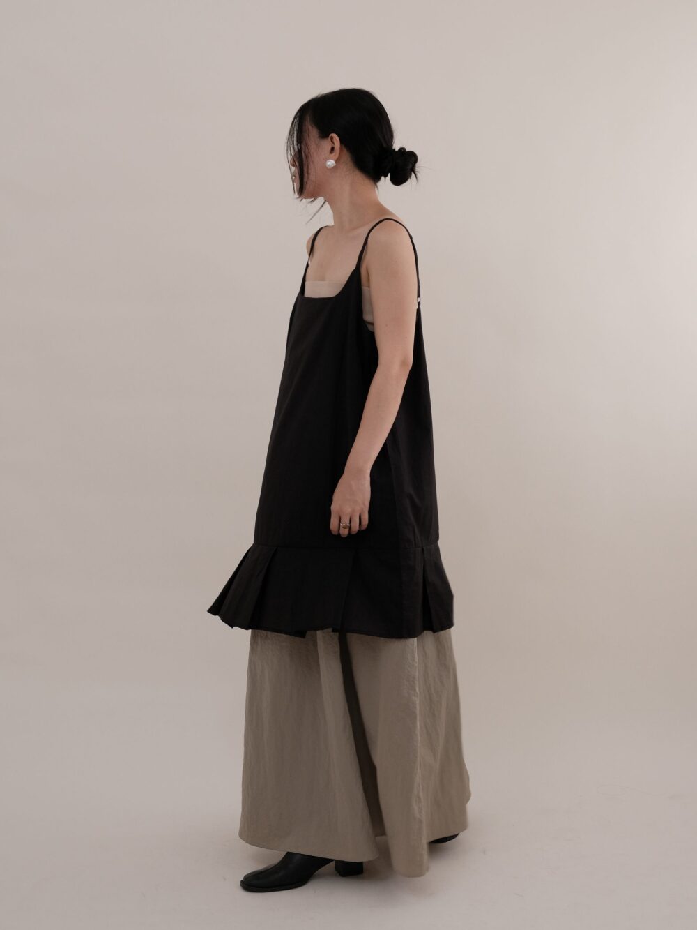 Loose Edge Layer Dress in Black - 图片 4