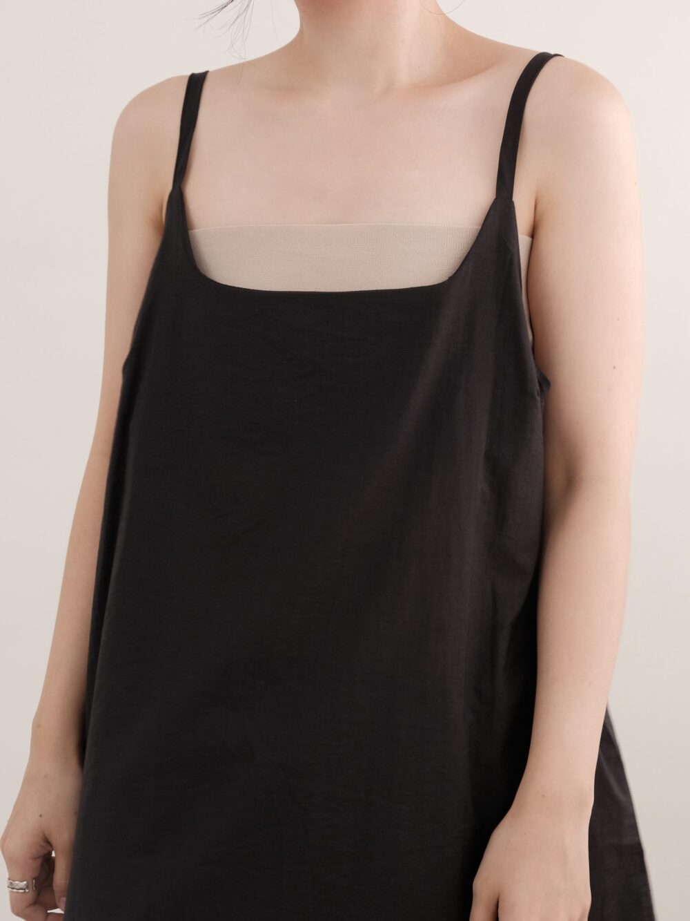 Loose Edge Layer Dress in Black - 图片 2