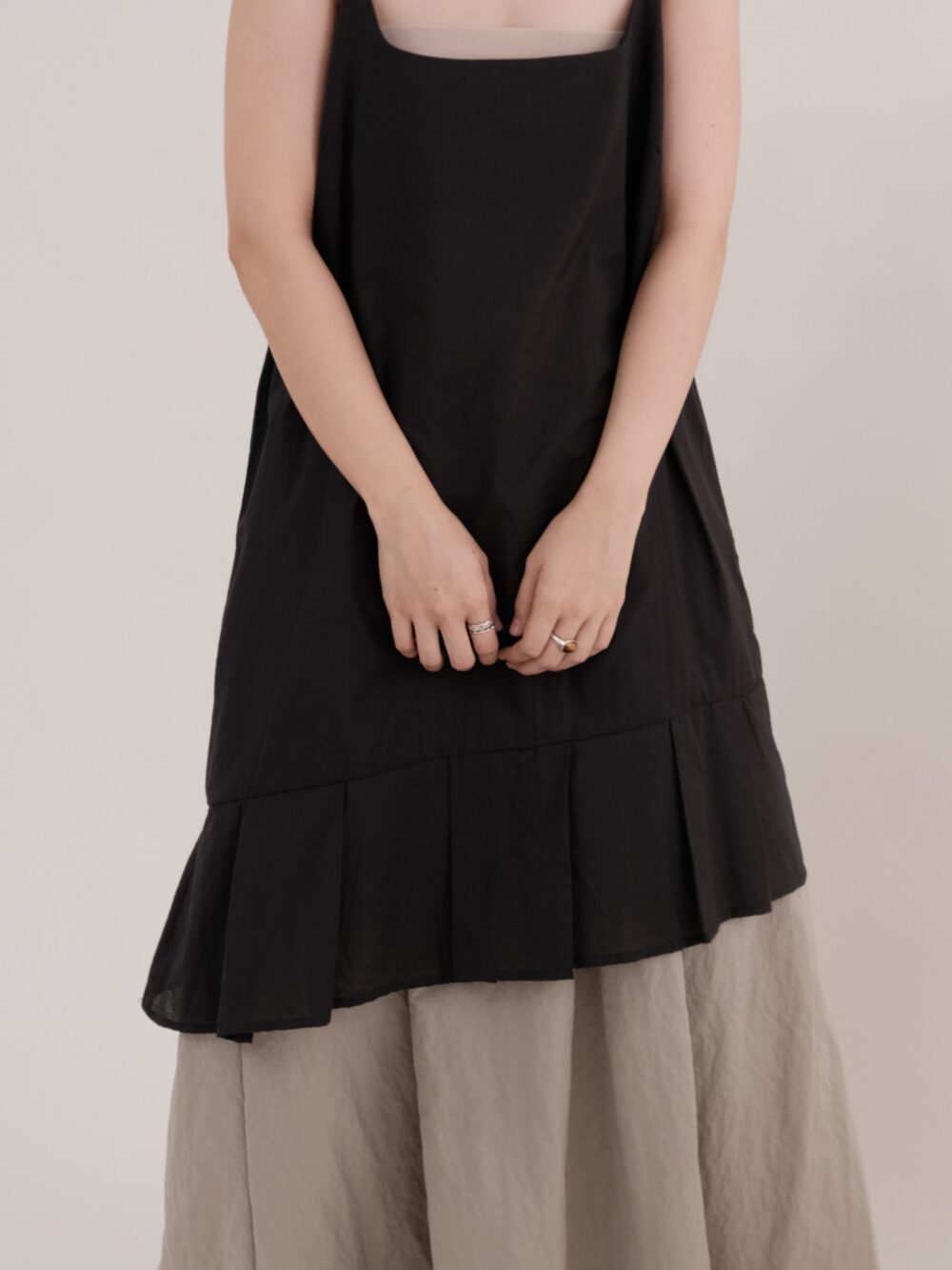 Loose Edge Layer Dress in Black - 图片 5
