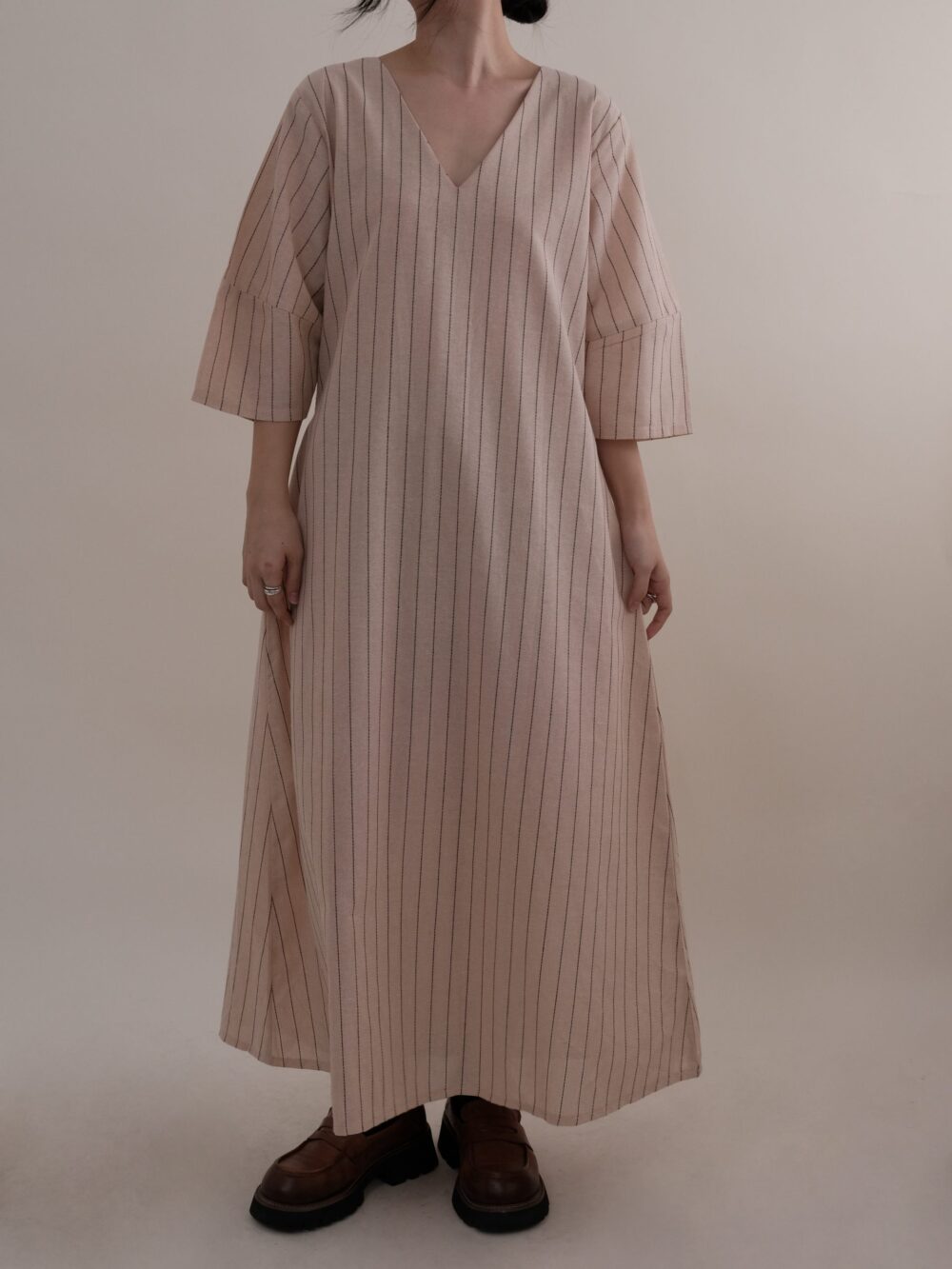 Linen V-Neck Dress in Blush Pink - 图片 3