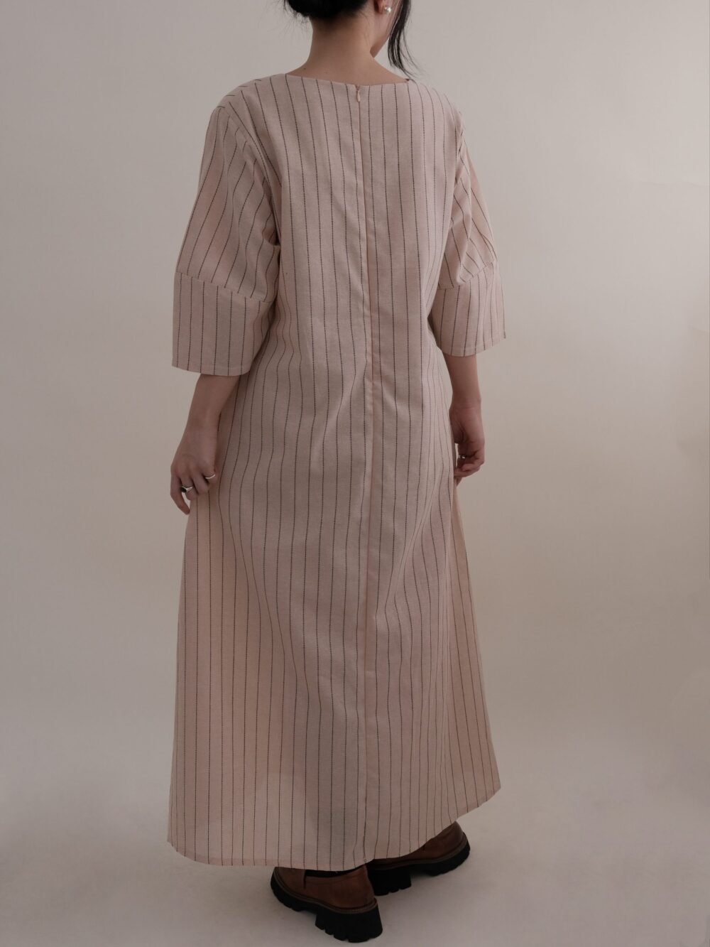 Linen V-Neck Dress in Blush Pink - 图片 4