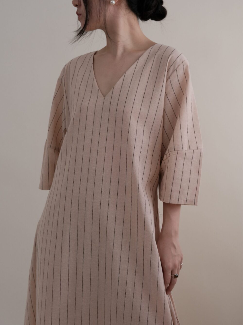 Linen V-Neck Dress in Blush Pink - 图片 2