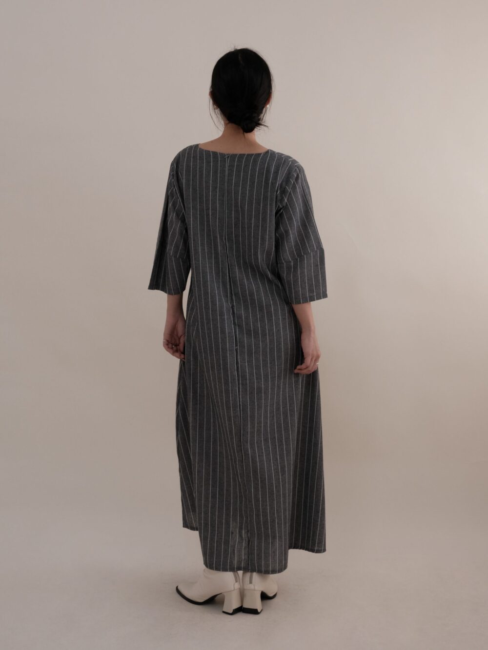 Linen V-Neck Dress in Carbon Grey - 图片 3