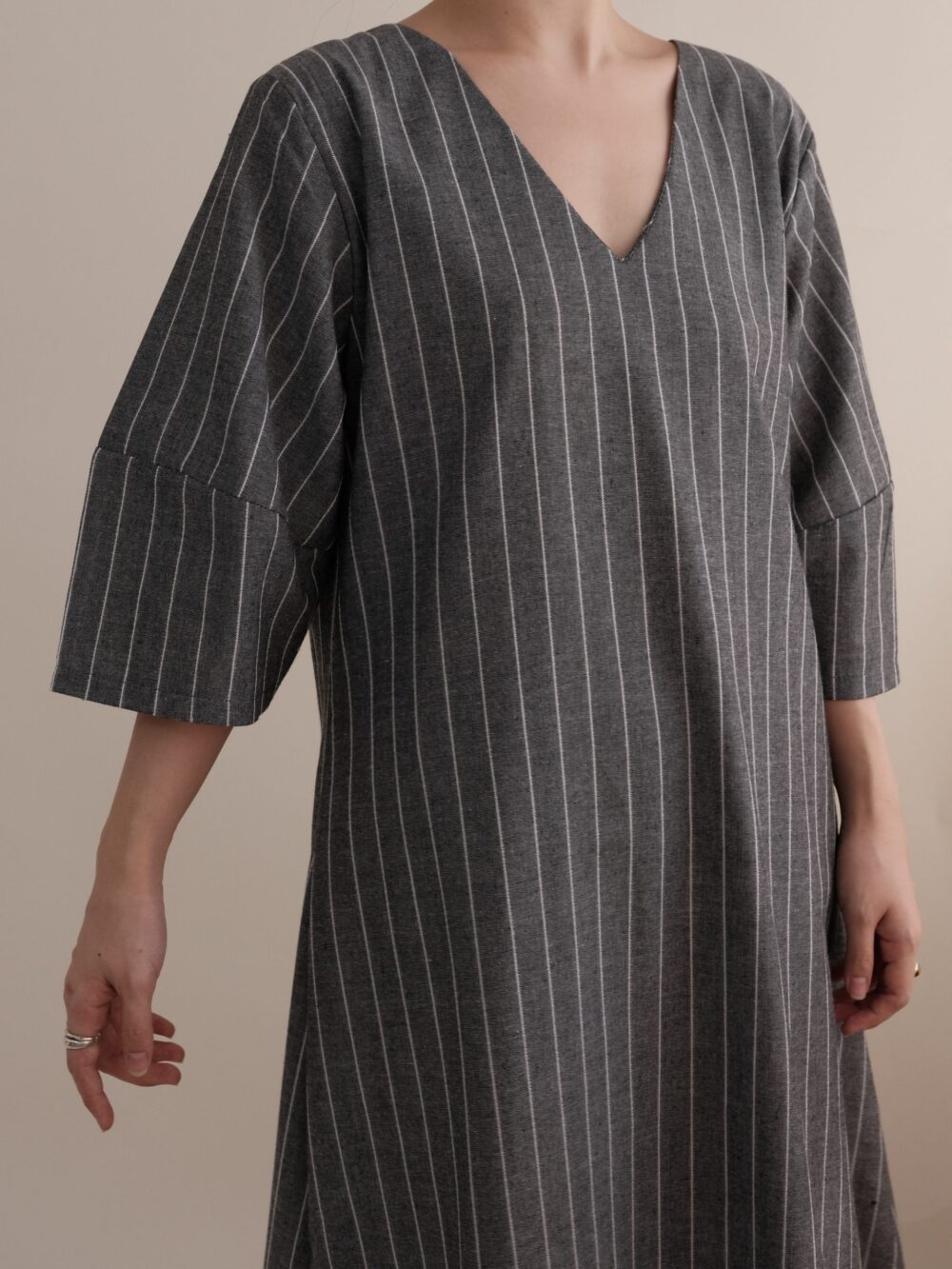 Linen V-Neck Dress in Carbon Grey - 图片 2